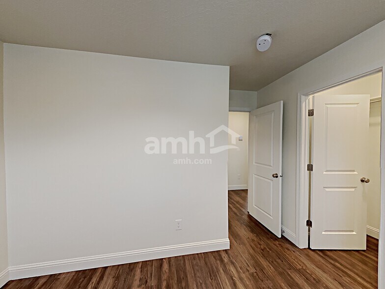 Building Photo - 2440 E Surry Way