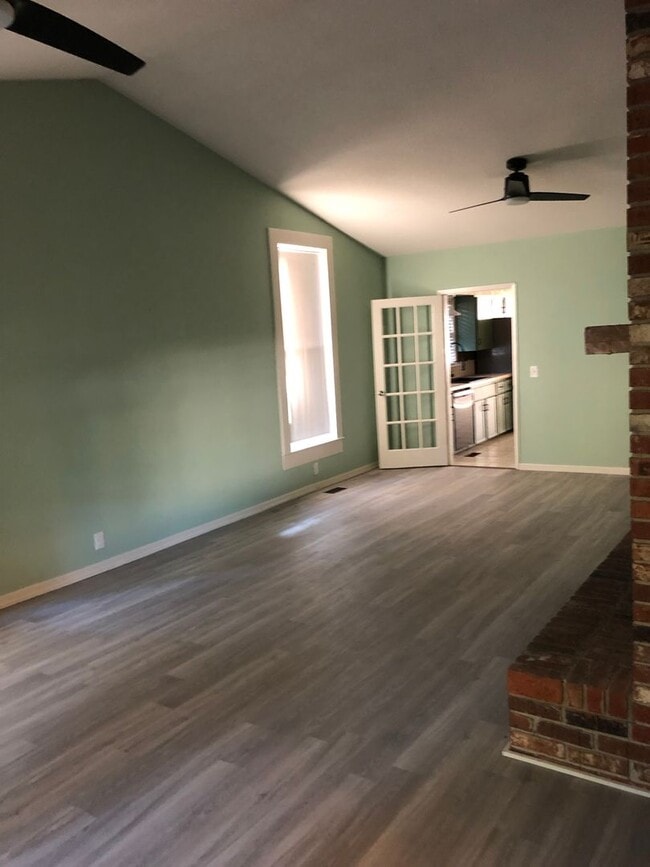 Building Photo - SPACIOUS THREE BEDROOM, TWO BATH HOME