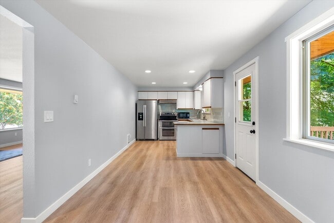 Building Photo - 3 Bed 2 Bath Fully Fenced Split Level Lake...