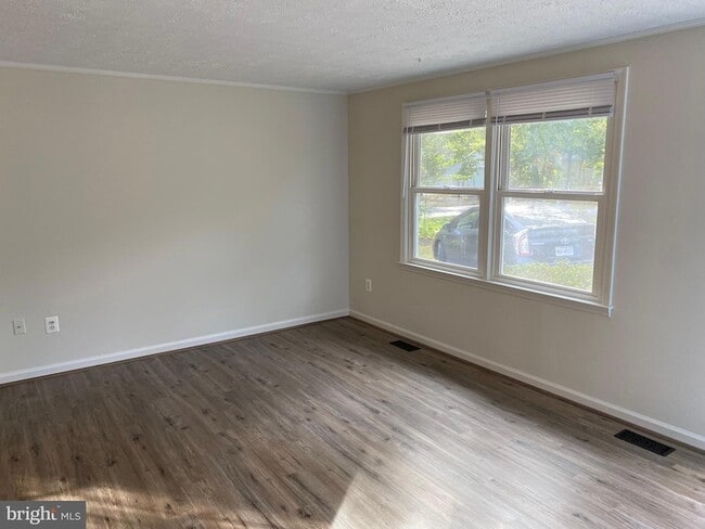 Building Photo - 611 Yorktown Blvd