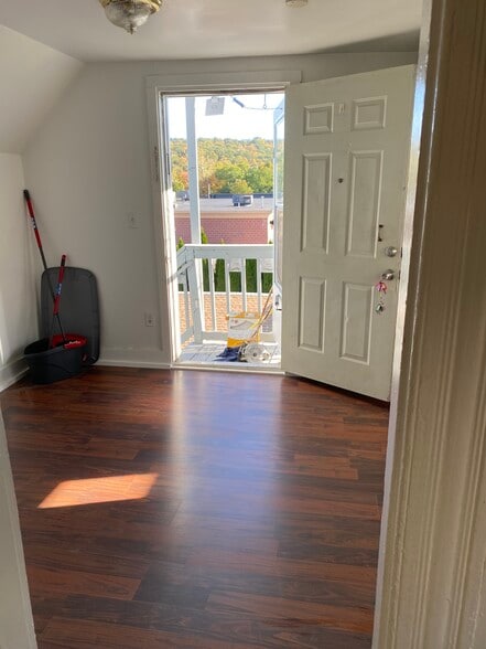 10 x 10 living room looking out - 14 Diamond St