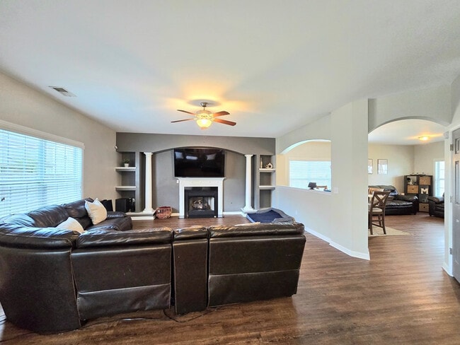 Building Photo - 525 Batty Way