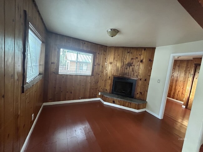Building Photo - Shady Pines Cabin 1 bd.+1 Loft Bd. 1 Ba. w/ Sm. Fenced Yard.