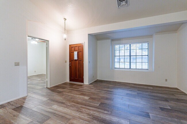 Building Photo - Charming 4-bedroom, 2-bathroom in Gilbert