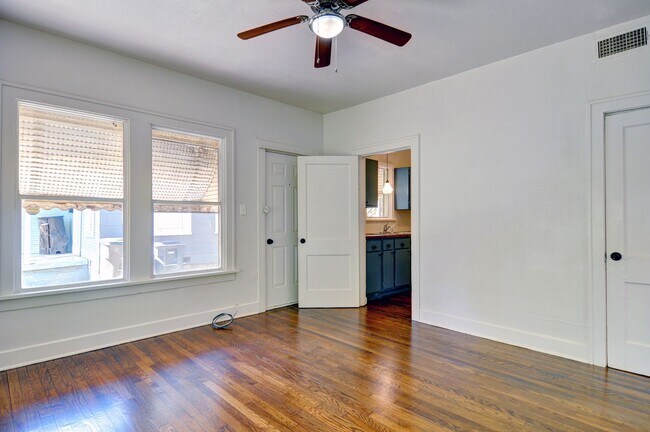 Building Photo - Near Southside Downstairs Duplex