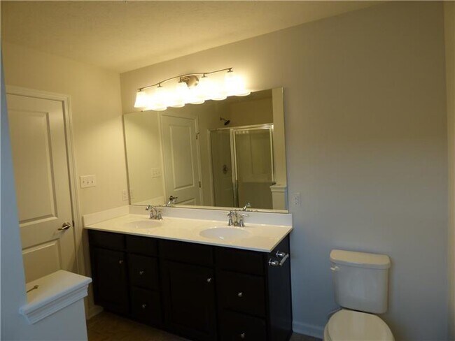 Building Photo - 2302 Pointe View Dr