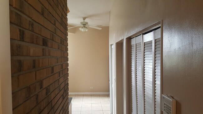 Building Photo - 118 E 45th St