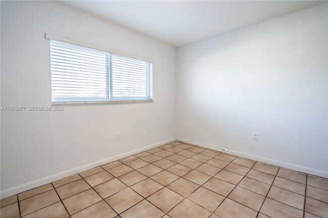 Building Photo - 1940 Biarritz Dr