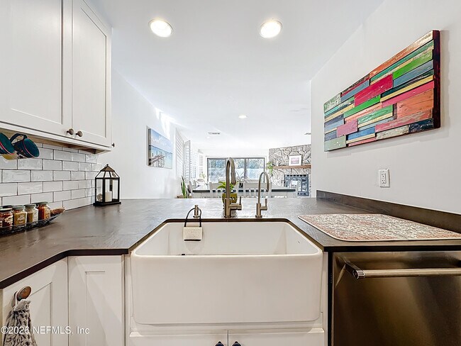 Building Photo - 2009 Seminole Rd