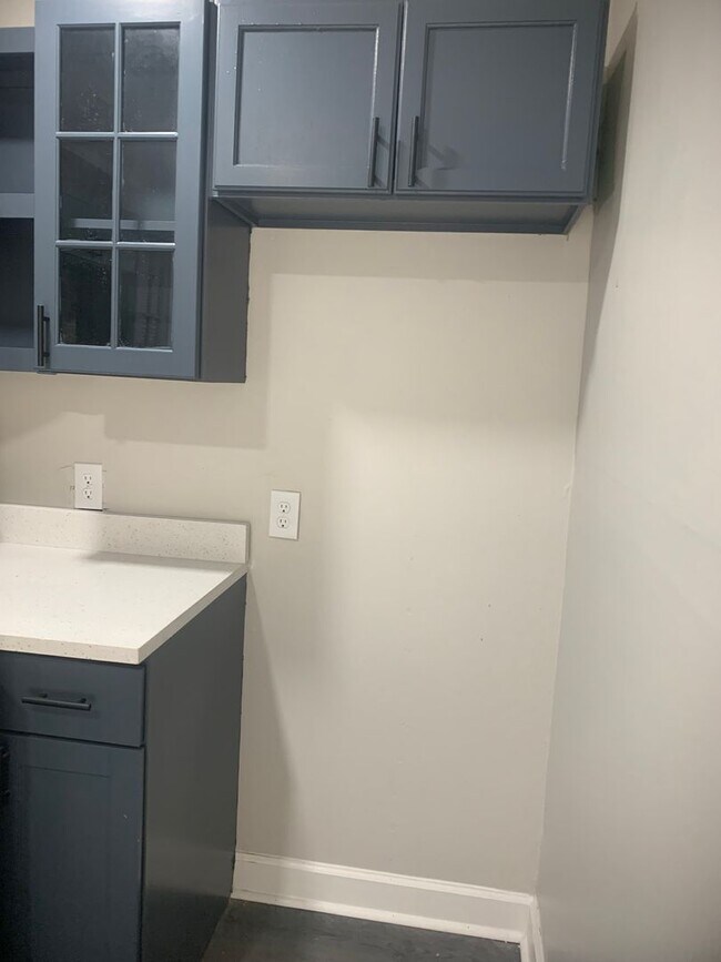 Building Photo - Newly Renovated Unit in Heart of Memphis