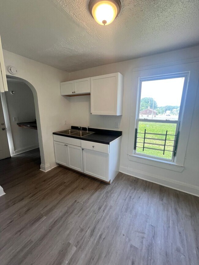 Building Photo - Charming 3-bedroom home, Section 8 Accepted