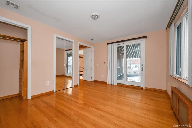 Building Photo - 77-16 Kew Forest Ln