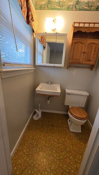 Master Half Bath - 4031 E Freedom Cir