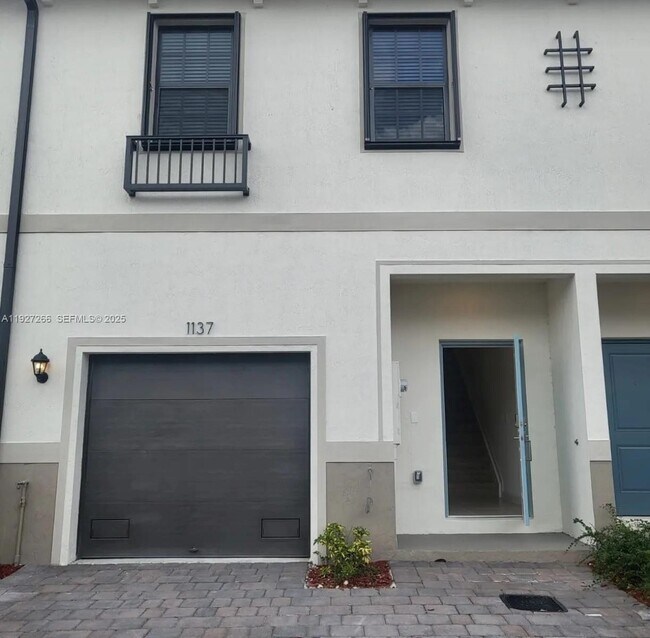 Building Photo - 1137 SW 6th Ct