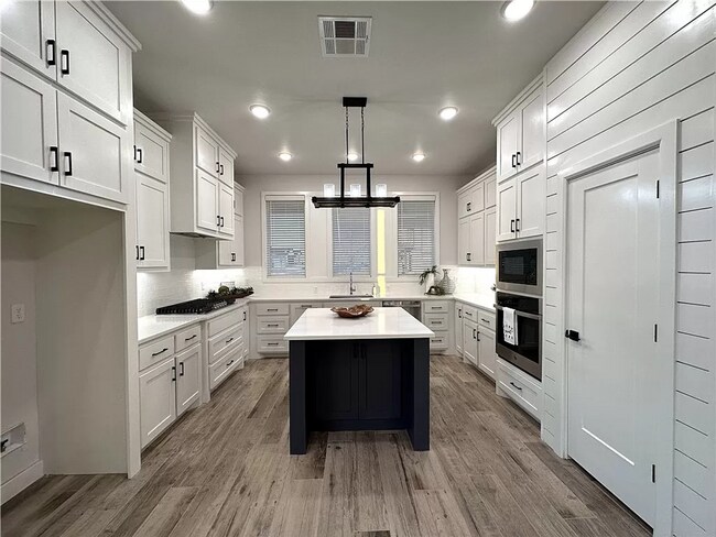 Building Photo - Luxarious 3BD/2BTH Home off of JKP Turnpik...