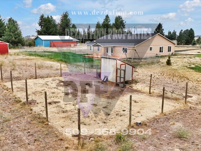 Building Photo - Country Living, Minutes to FAFB! 4 Bed, 2 ...