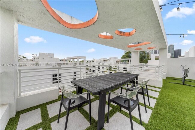 Building Photo - 455 NE 39th St