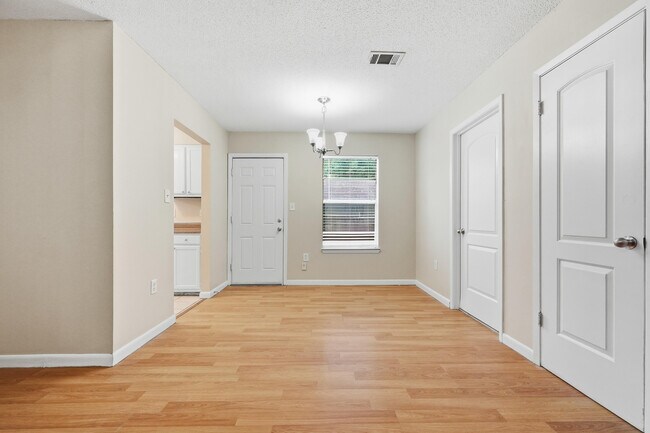 Building Photo - 310 Redwood Ave