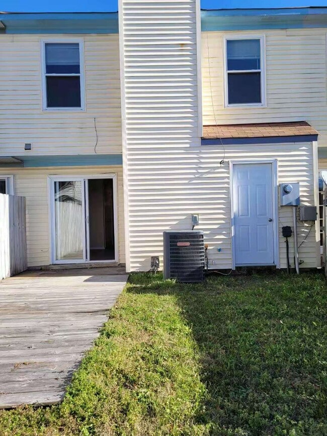 Building Photo - 305 Seeman Ct