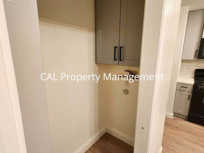 Building Photo - Cozy 1-Bedroom Apartment with Fireplace