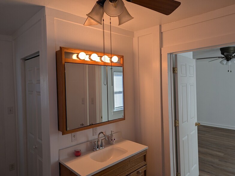 Building Photo - 1204 S 13th St