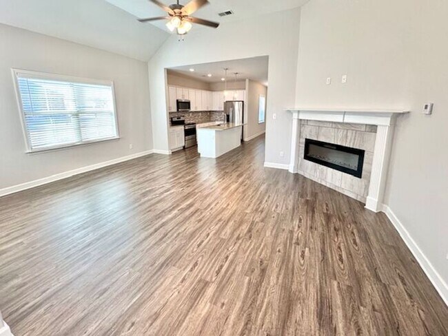 Building Photo - Now Leasing - Somerville- 4BR/3 Bath Home, Available Now!