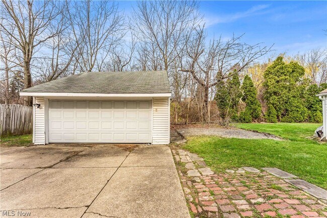 Building Photo - 1042 Mozina Dr