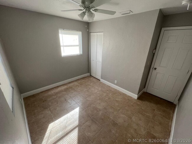 Building Photo - 3265 E Palm Dr