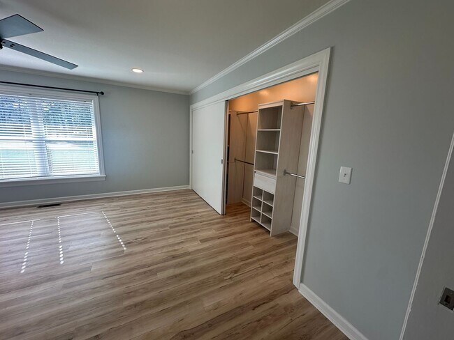 Building Photo - Updated 2 Bedroom, 1 Bath Home Locate Close to Wrightsville Beach