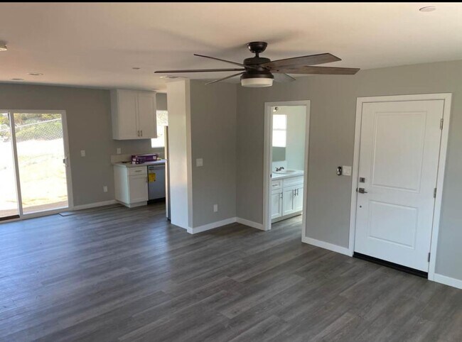 Building Photo - 3 bedrooms townhome in National City