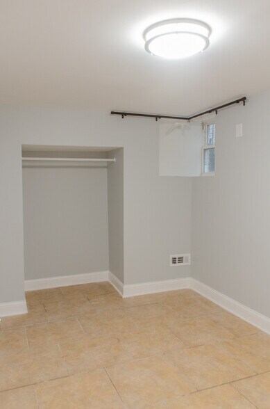 Building Photo - 1719 W Greenleaf Ave