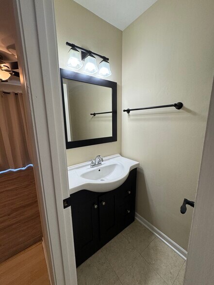 Building Photo - 1010 Country Club Rd