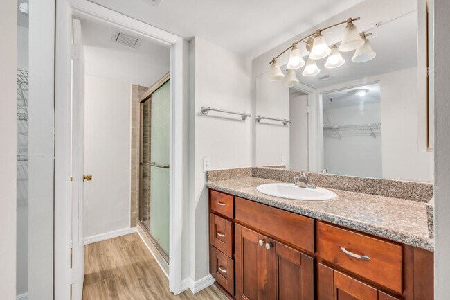 Building Photo - Updated 2-Bedroom Condo Near the Riverwalk