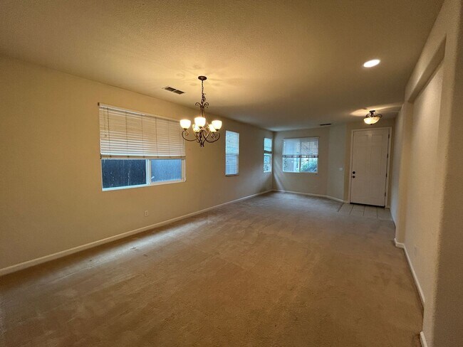 Building Photo - Desirable Location