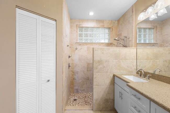 Building Photo - Beautiful Fully Furnished 3/2 Bouchelle Is...