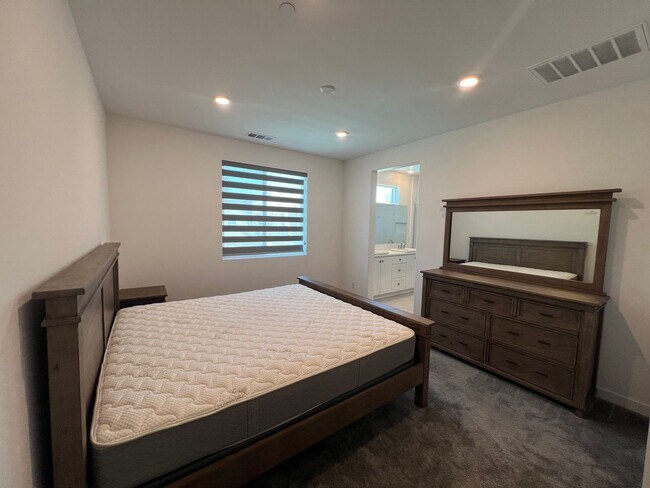 Building Photo - Beautiful furnished 4 bedroom Townhouse!