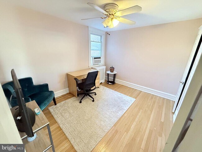 Building Photo - 3463 W Queen Ln