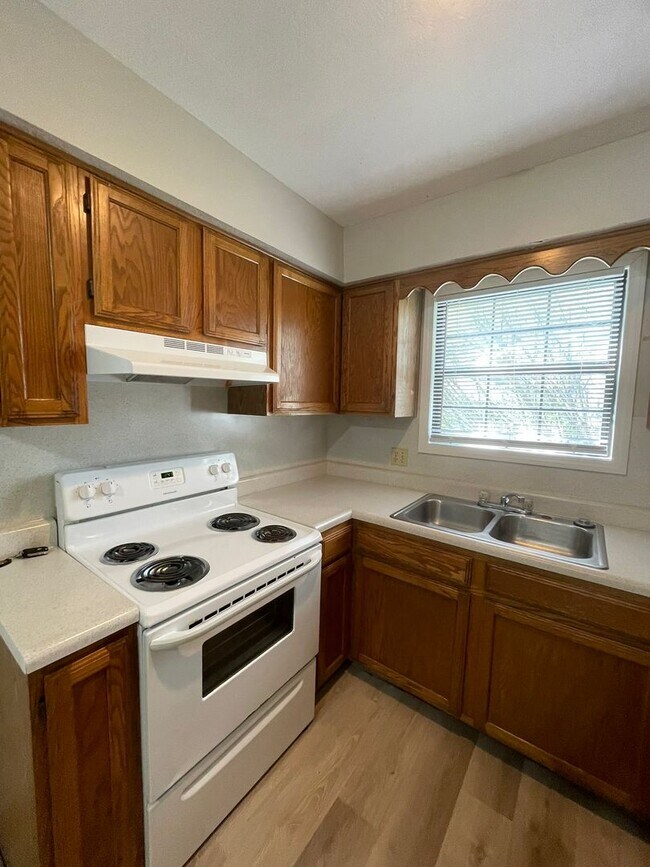 Building Photo - 531-B N Oak Grove Ave