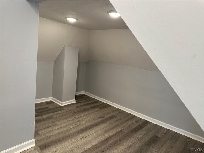 Building Photo - 309 Oak St