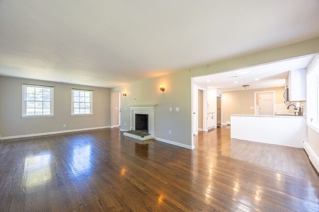 Building Photo - Charming 4 Bedroom Colonial with Updated K...