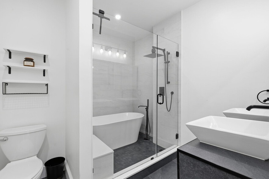 Building Photo - 502 D St NE