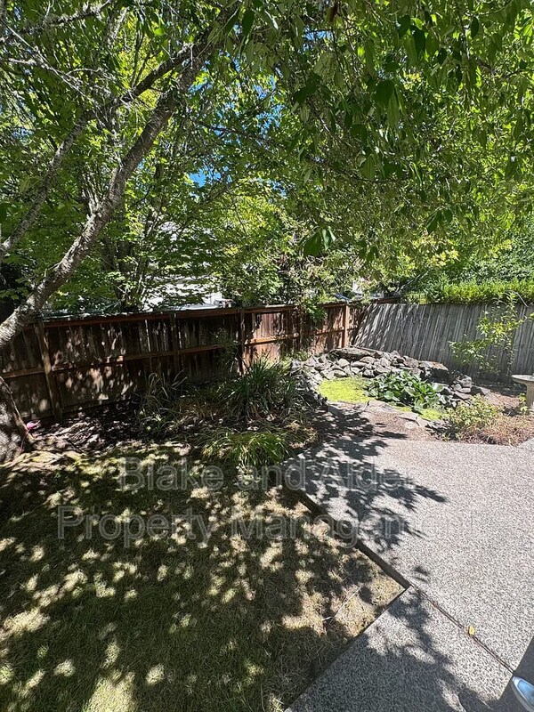 Building Photo - 1079 NE Creeksedge Dr