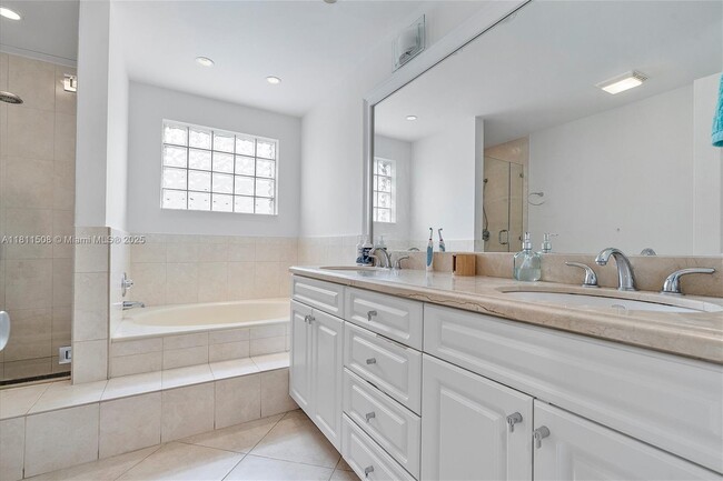 Building Photo - 300 Poinciana Island Dr