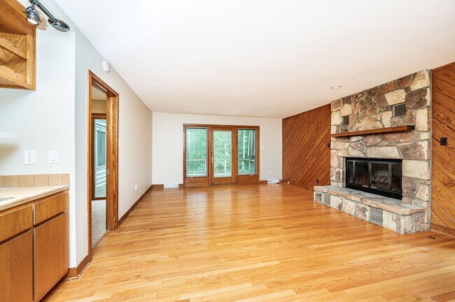 Building Photo - Exceptional Contemporary Features Privacy and a Scenic Back Yard.