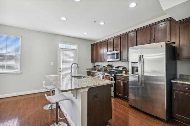 Building Photo - 605 S Cherry Grove Ave