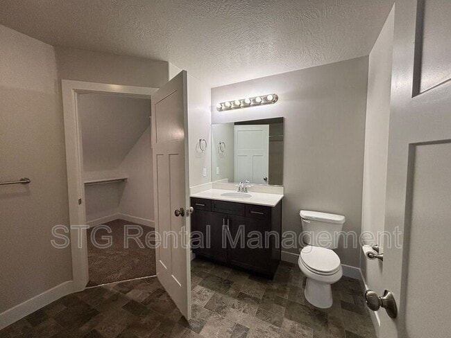 Building Photo - 1509 W Topaz Dr