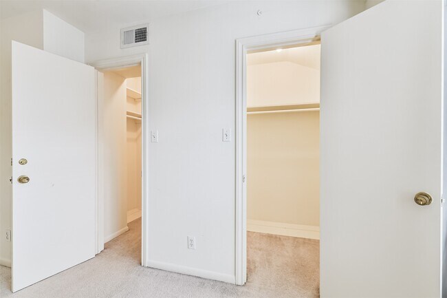 Building Photo - 2505 Watertown Mall St