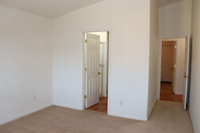 Building Photo - East Side 3 Bed 2 Bath Energy Efficient Pulte Home