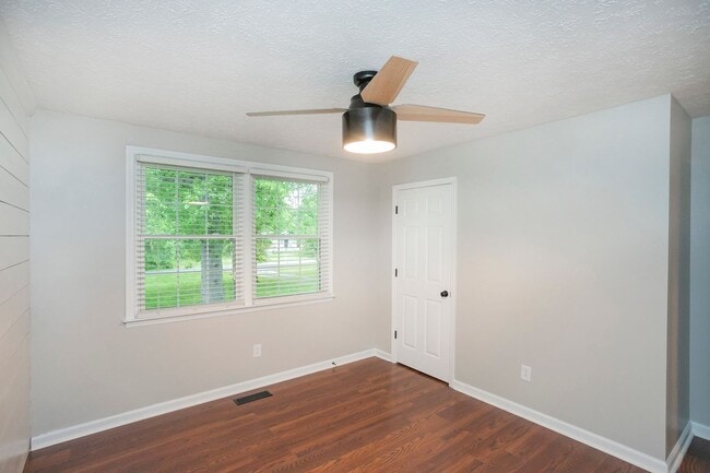 Building Photo - 1143 Bayview Dr