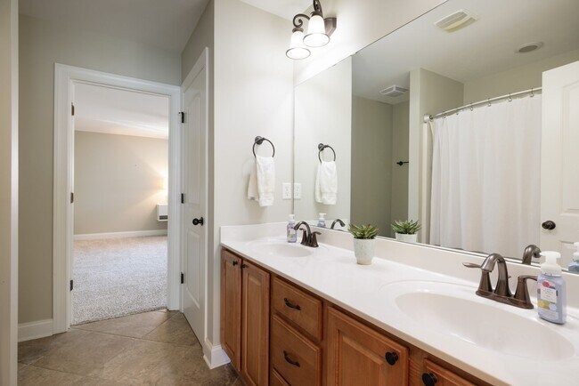 Building Photo - Beautiful home in Charleston walk community!